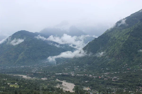 Magnífico paisaje de montaña y nubes — Foto de Stock