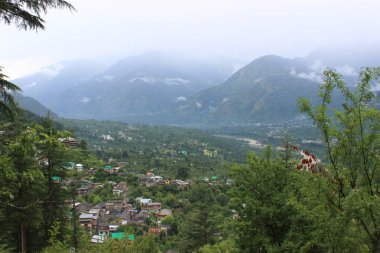 Yeşil dağ aralıkları büyük Himalayaların görünümünü