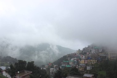 güzel dağ manzarası ve bulutlar