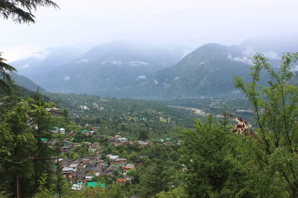 Yeşil dağ aralıkları büyük Himalayaların görünümünü — Stok fotoğraf