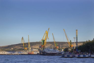 gün batımı, görülen Vinçler, deniz ve gökyüzü, büyük liman