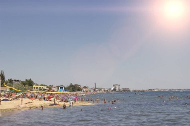 insanlar güneş altında deniz kenarında dinlenmek, sadece mavi gökyüzü ve su .en editoryal kullanmak