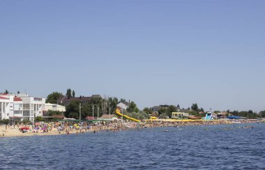 insanlar güneş altında deniz kenarında dinlenmek, sadece mavi gökyüzü ve water.the yazı işleri kullanmak