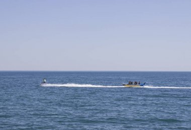 güneşli bir gün ve hava açık denizde jet ski sürme insanlar