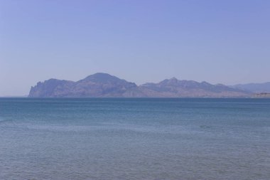 Deniz ve dağlar gösteren güzel bir manzara. Kırım, Rusya Federasyonu.