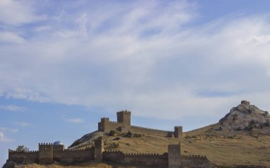 bir dağ ve mavi gökyüzü üzerinde dev bir kale. güzel manzara