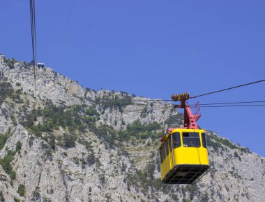 Teleferik kabin dağlarda bir kablo araba, yere üzüm alan görebilirsiniz