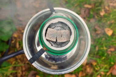 Nargile Kömür yakarak dışarı ve kasede kül olduğunu