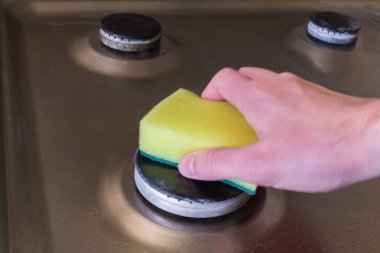 Deterjan köpük ve elektrik hob üzerinde sünger ile. Yağ ve pas yıkama için uygulanan elektrikli Ocak için