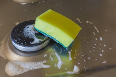 Deterjan köpük ve elektrik hob üzerinde sünger ile. Yağ ve pas yıkama için uygulanan elektrikli Ocak için