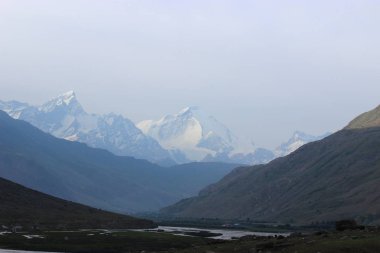 güzel dağ manzarası. Kuzey Hindistan'ın vahşi doğa