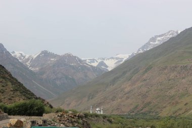 güzel dağ manzarası. Kuzey Hindistan'ın vahşi doğa