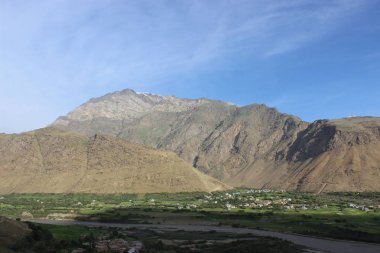 güzel dağ manzarası. Kuzey Hindistan'ın vahşi doğa