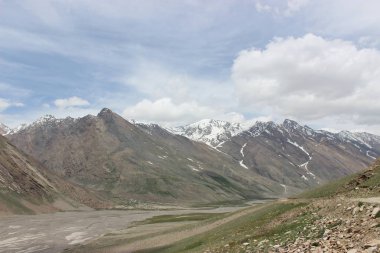 güzel dağ manzarası. Kuzey Hindistan'ın vahşi doğa