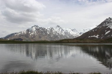 güzel dağ manzarası. Kuzey Hindistan'ın vahşi doğa