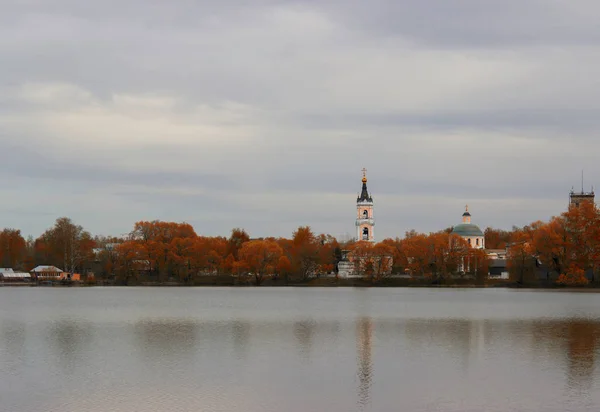 美丽的秋天风景背景，可见湖和树木 — 图库照片
