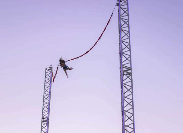 Kız için halatlar, bağlı günbatımı sadece editoryal kullanım sırasında havada uçar — Stok fotoğraf