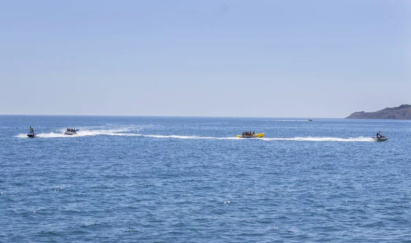 güneşli bir gün ve hava açık denizde jet ski sürme insanlar