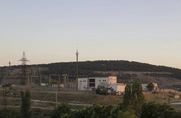 Небольшая электростанция и башня связи. Технологии России — стоковое фото