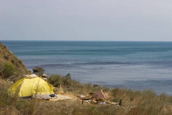 Tent op het strand. Zie het prachtige zee-landschap — Stockfoto