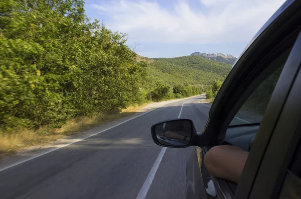 Güneş ve bir makine, bir görünür beyaz şerit ve ağaçlar tarafından yaktı uzun bir yol