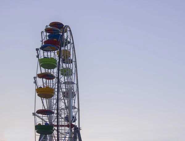 Kincir Ferris besar dengan taksi berwarna-warni dengan latar belakang langit malam — Stok Foto