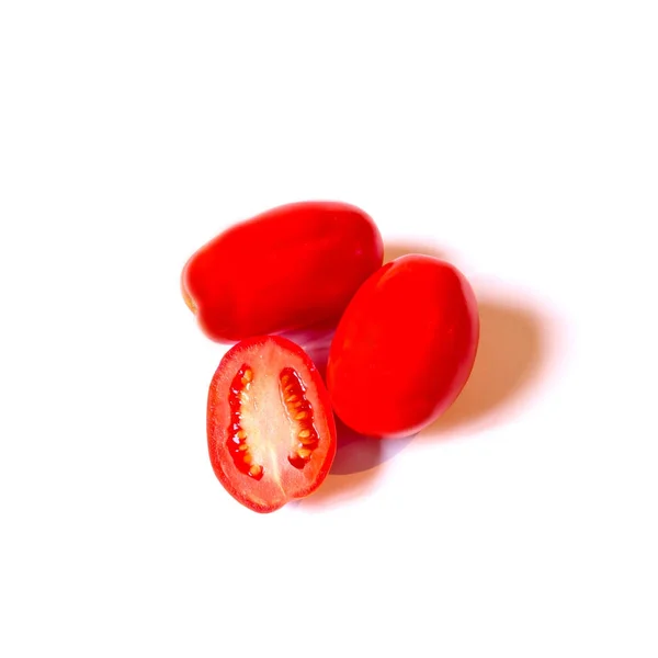 Saboroso tomate vermelho no fundo branco, isolado foto de comida — Fotografia de Stock