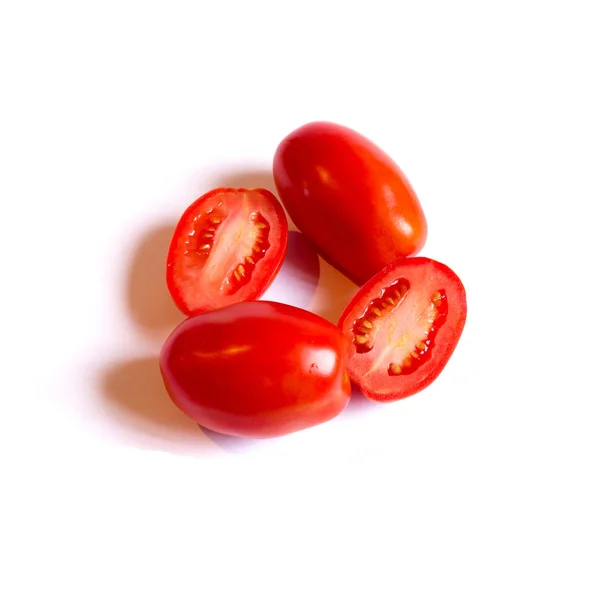 Saboroso tomate vermelho no fundo branco, isolado foto de comida — Fotografia de Stock