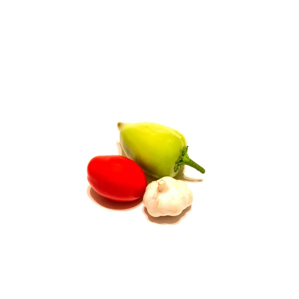 Pimenta, tomate e alho em um fundo branco, legumes isolar foto de comida — Fotografia de Stock