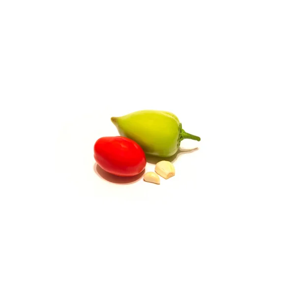 Pimenta, tomate e alho em um fundo branco, legumes isolar foto de comida — Fotografia de Stock