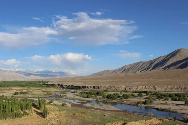 Bellissimo paesaggio montano. natura selvaggia dell'India settentrionale — Foto Stock