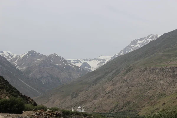 Güzel dağ manzarası. Kuzey Hindistan'ın vahşi doğa — Stok fotoğraf