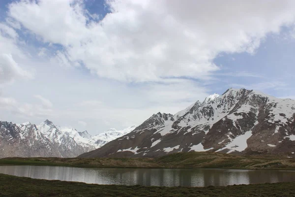 Prachtige berglandschap. wilde natuur van Noord-india — Stockfoto