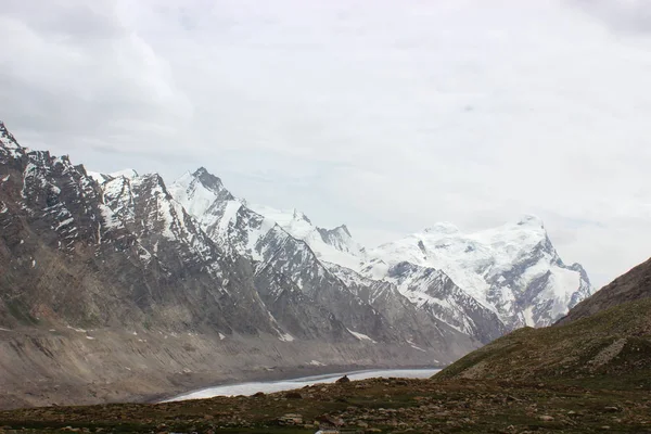 Beau paysage de montagne. nature sauvage de l'Inde du Nord — Photo