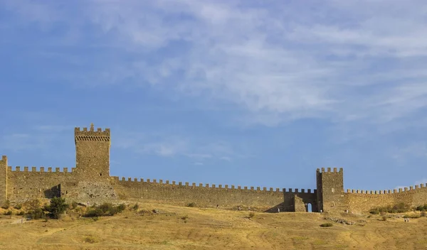 Bir dağ ve mavi gökyüzü üzerinde dev bir kale. güzel manzara Telifsiz Stok Fotoğraflar