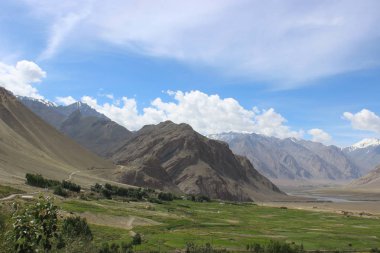 güzel dağ manzarası. Kuzey Hindistan'ın vahşi doğa