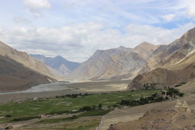 güzel dağ manzarası. Kuzey Hindistan'ın vahşi doğa