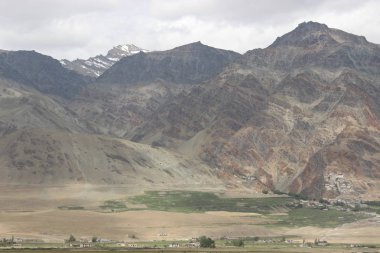güzel dağ manzarası. Kuzey Hindistan'ın vahşi doğa
