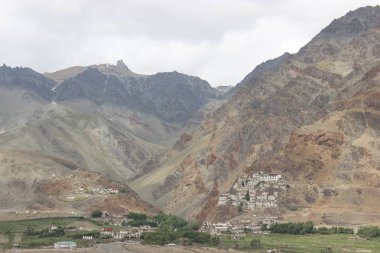 güzel dağ manzarası. Kuzey Hindistan'ın vahşi doğa
