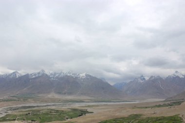 güzel dağ manzarası. Kuzey Hindistan'ın vahşi doğa