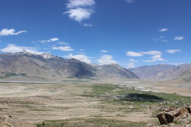 güzel dağ manzarası. Kuzey Hindistan'ın vahşi doğa
