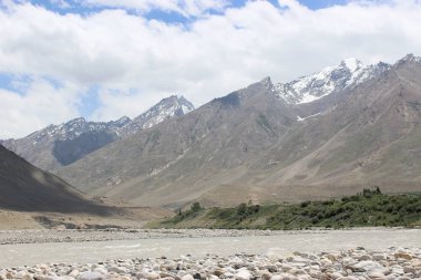güzel dağ manzarası. Kuzey Hindistan'ın vahşi doğa