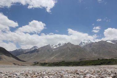 güzel dağ manzarası. Kuzey Hindistan'ın vahşi doğa