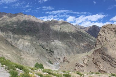 güzel dağ manzarası. Kuzey Hindistan'ın vahşi doğa