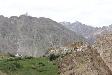 güzel dağ manzarası. Kuzey Hindistan'ın vahşi doğa