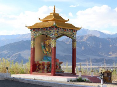 Bir dağ manzarası arka planda bir Antik Tibet Buda heykeli