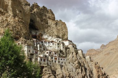 Eski manastır Hindistan dağlarında. Dağ manzarası