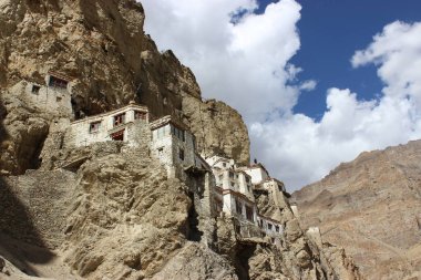 Eski manastır Hindistan dağlarında. Dağ manzarası