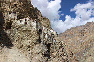 Eski manastır Hindistan dağlarında. Dağ manzarası