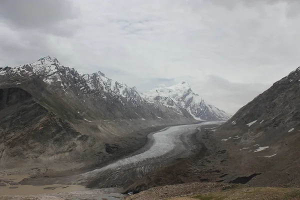 güzel dağ manzarası. Kuzey Hindistan'ın vahşi doğa